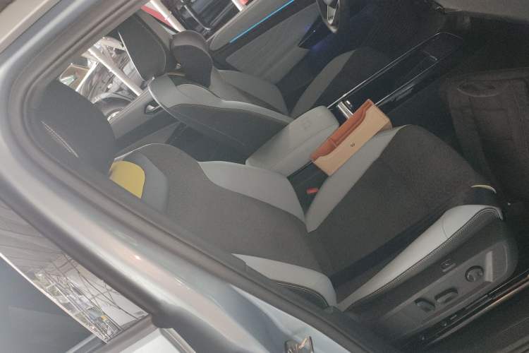 Used Volkswagen ID.4 X 2021 Pro Smart Long-Range Edition Right Front Seat