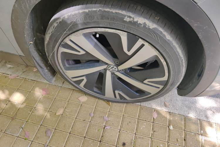 Used Volkswagen ID.4 X 2021 Kinergy All-Wheel Drive Early-Bird Edition Right Front Wheel Hub