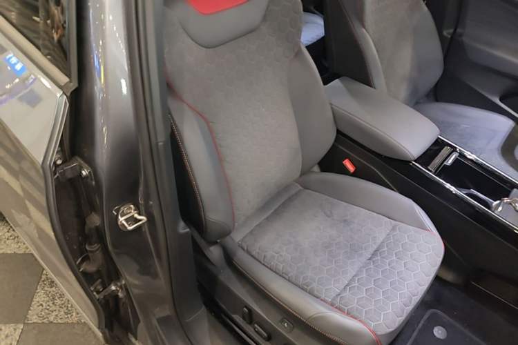 Used Volkswagen ID.4 X 2021 Prime Kinergy Four-Wheel Drive Edition Right Front Seat