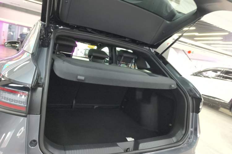 Used Volkswagen ID.4 X 2021 Pure Edition Trunk