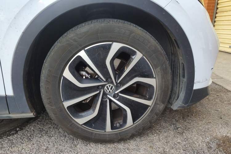 Used Volkswagen ID.4 X 2021 Pure Edition Right Front Wheel Hub