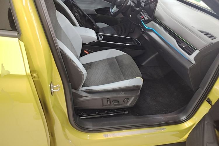 Used Volkswagen ID.4 X 2021 Pro Smart Long-Range Edition Right Front Seat
