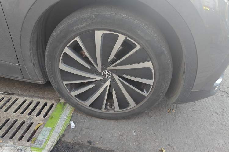 Used Volkswagen ID.4 X 2022 Pure Long-Range Version Right Front Wheel Hub