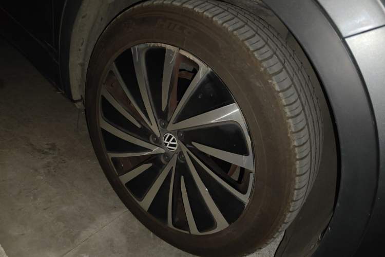 Used Volkswagen ID.4 X 2022 Pure Long-Range Version Right Front Wheel Hub