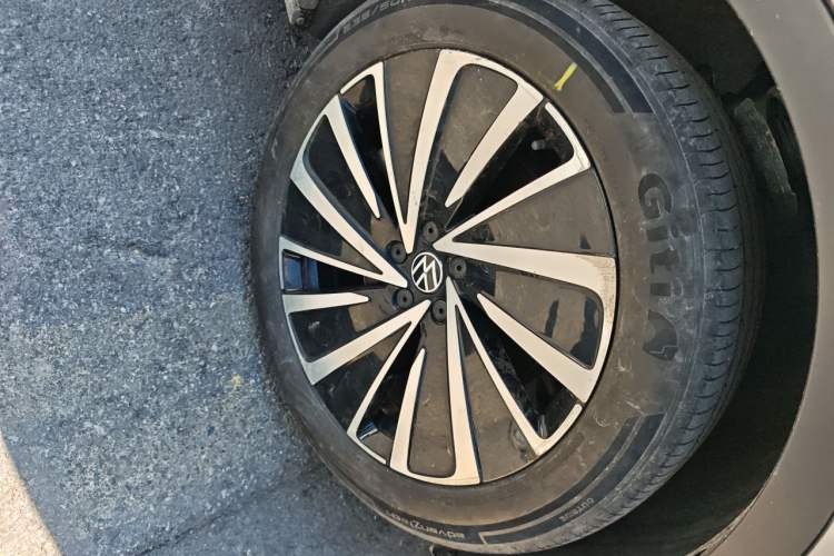 Used Volkswagen ID.4 X 2022 Pure Long-Range Version Right Front Wheel Hub