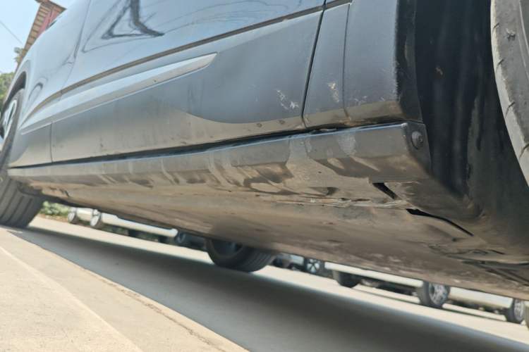 Used Volkswagen ID.4 X 2023 Ultra-Intelligent Long-Range Version Right Side Sill