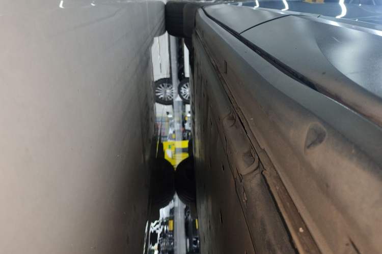 Used Volkswagen ID.4 X 2023 Pure Long-Range Version Left Side Sill