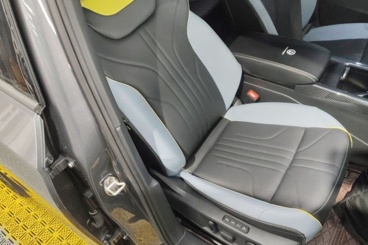 Used Volkswagen ID.4 X 2023 Pure Long-Range Version Right Front Seat