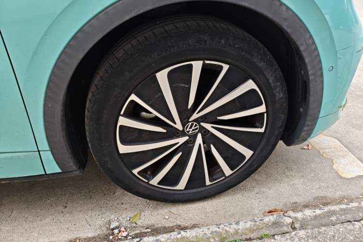 Used Volkswagen ID.4 X 2023 Pure Long-Range Version Right Front Wheel Hub