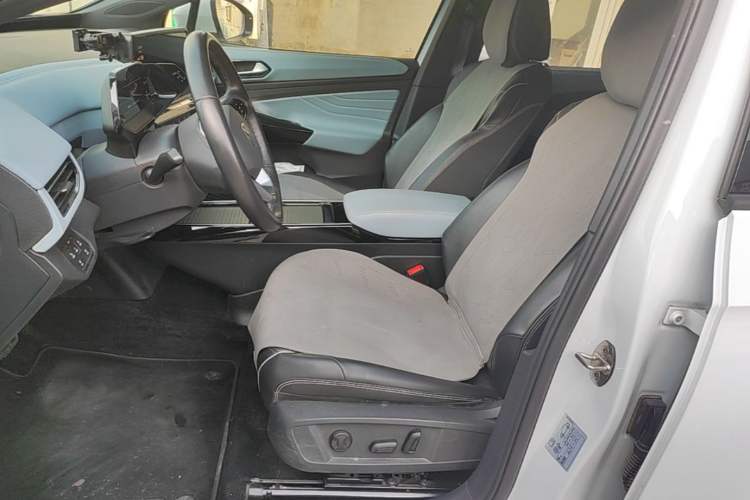 Used Volkswagen ID.4 X 2023 Pure Long-Range Version Left Front Seat