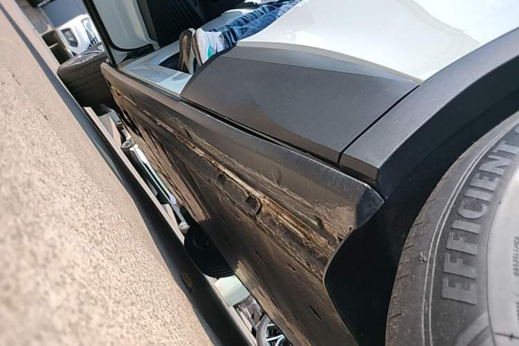 Used Volkswagen ID.4 X 2023 Pure Long-Range Version Left Side Sill