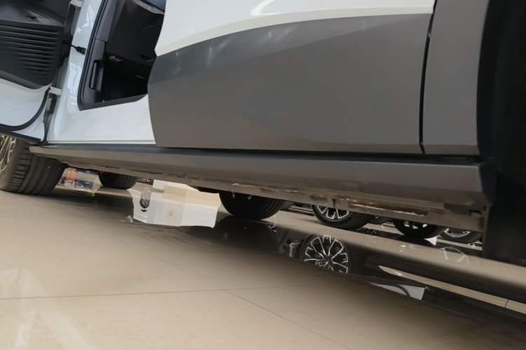 Used Volkswagen ID.4 X 2023 Pure Smart Edition Left Side Sill