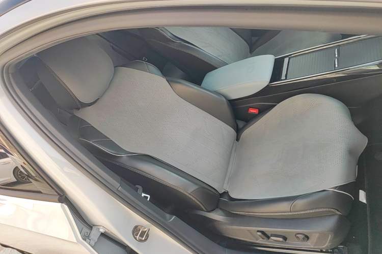 Used Volkswagen ID.4 X 2023 Pure Long-Range Version Right Front Seat