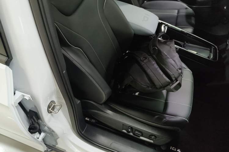 Used Volkswagen ID.4 X 2023 Pure Long-Range Version Right Front Seat