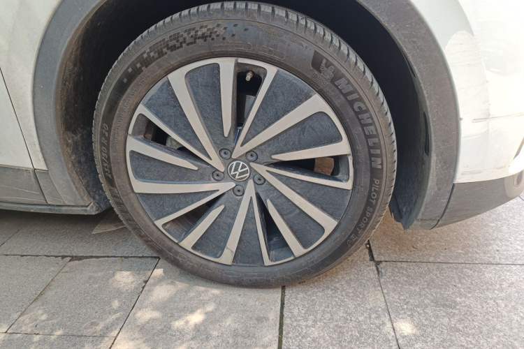 Used Volkswagen ID.4 X 2023 Pure Long-Range Version Right Front Wheel Hub