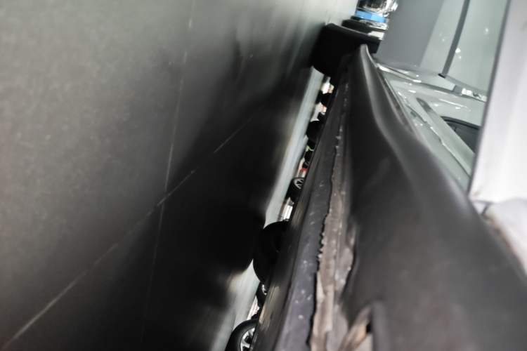 Used Volkswagen ID.4 X 2023 Ultra-Intelligent Long-Range Version Right Side Sill