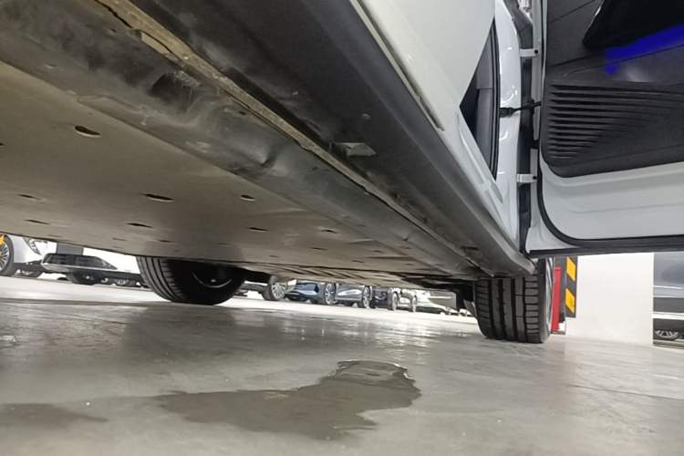 Used Volkswagen ID.4 X 2023 Ultra-Intelligent Long-Range Version Right Side Sill