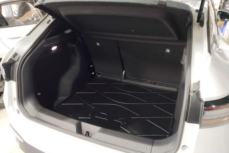 Used Volkswagen ID.4 X 2023 Pure Smart Edition Trunk