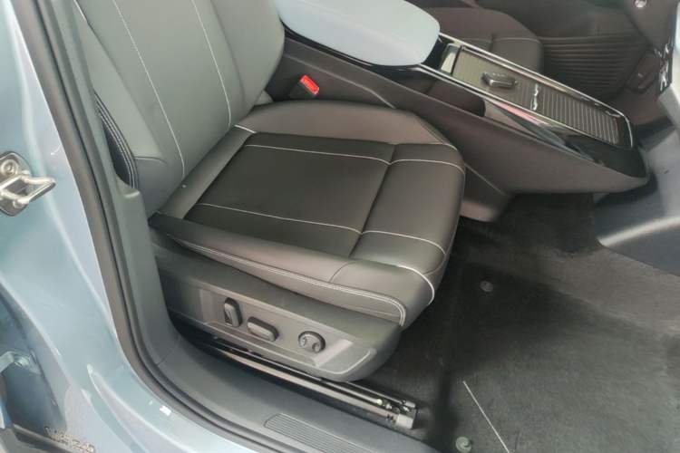 Used Volkswagen ID.4 X 2025 Smart Version Pure & Intelligent Enjoyment Edition Right Front Seat