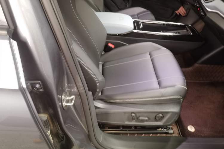 Used Volkswagen ID.4 X 2025 Smart Version Pure & Intelligent Enjoyment Edition Right Front Seat