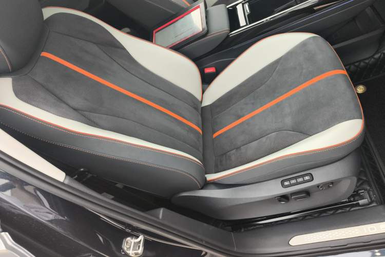 Used Volkswagen ID.6 CROZZ 2022 Long-Range Lite PRO Edition Right Front Seat