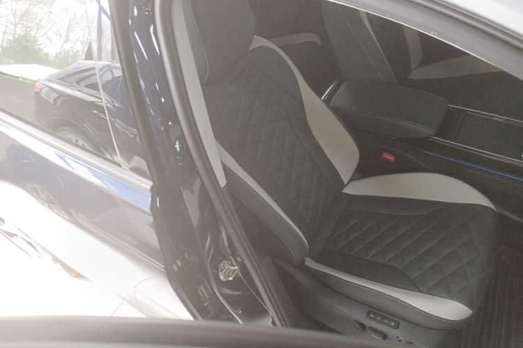 Used Volkswagen ID.6 CROZZ 2021 Long-Range PRO Edition Right Front Seat
