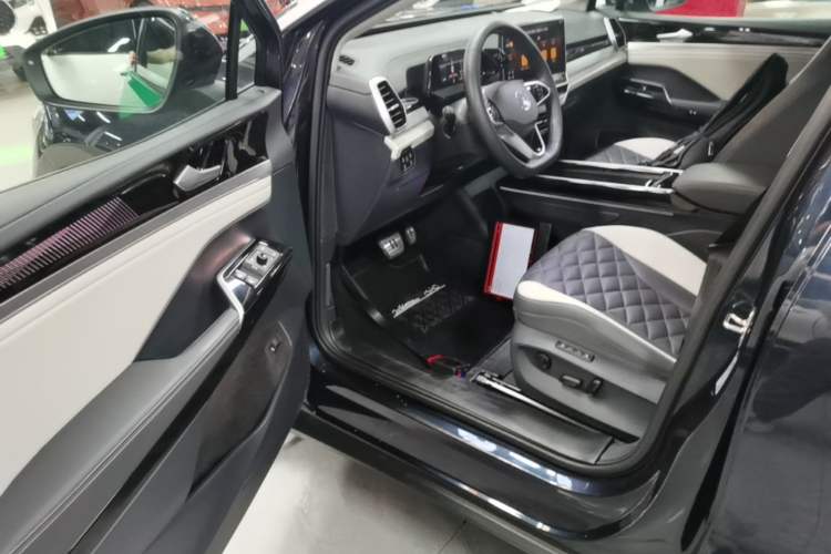 Used Volkswagen ID.6 CROZZ 2021 Long-Range PURE+ Edition Driver Seat