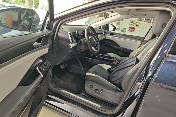 Used Volkswagen ID.6 CROZZ 2021 Long-Range PURE+ Edition Driver Seat