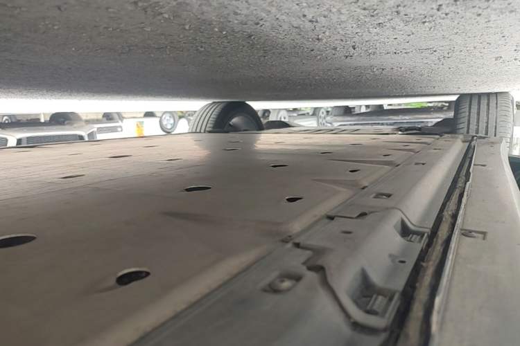 Used Volkswagen ID.6 CROZZ 2021 Long-Range PRO Edition Left Side Sill