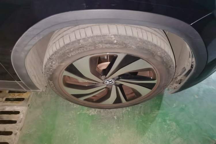 Used Volkswagen ID.6 CROZZ 2021 Standard Range PURE Edition Right Front Wheel Hub