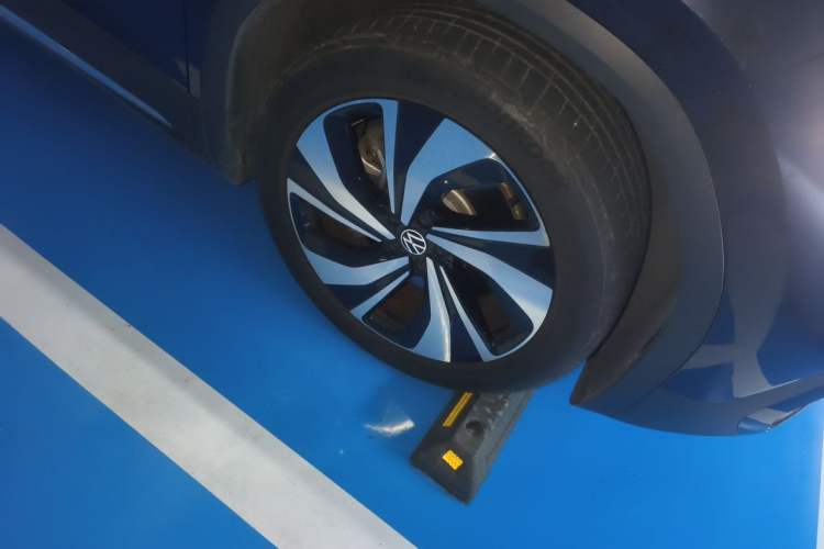 Used Volkswagen ID.6 CROZZ 2021 Long-Range PURE+ Edition Right Front Wheel Hub