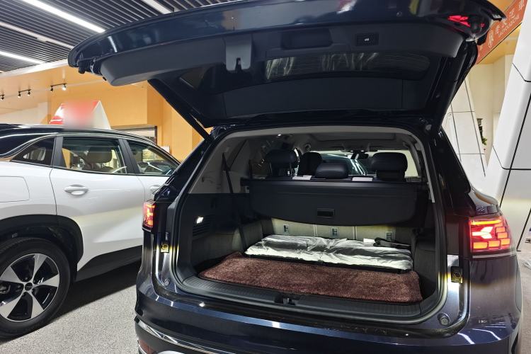Used Volkswagen ID.6 CROZZ 2021 First Edition Trunk