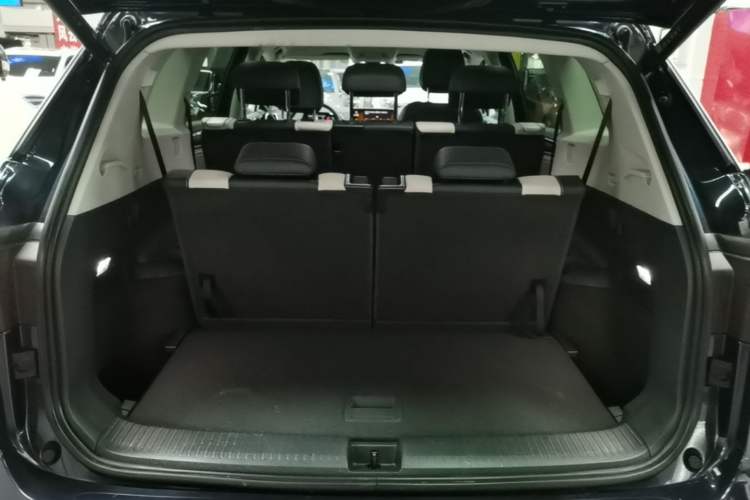 Used Volkswagen ID.6 CROZZ 2021 Long-Range PURE+ Edition Trunk