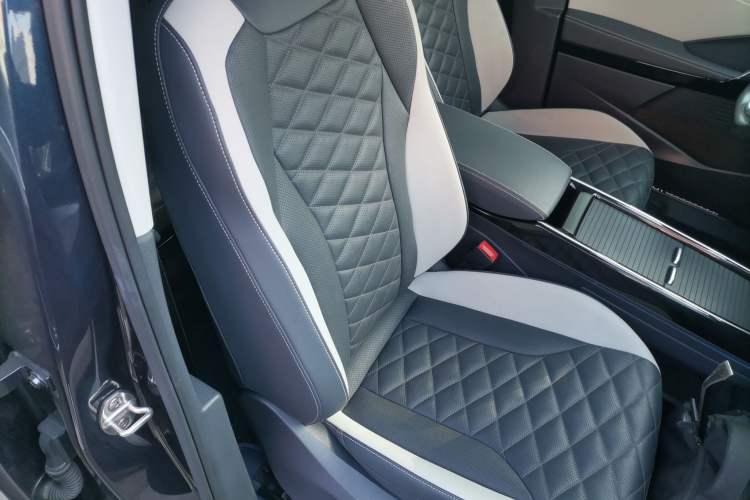 Used Volkswagen ID.6 CROZZ 2021 Long-Range PRO Edition Right Front Seat