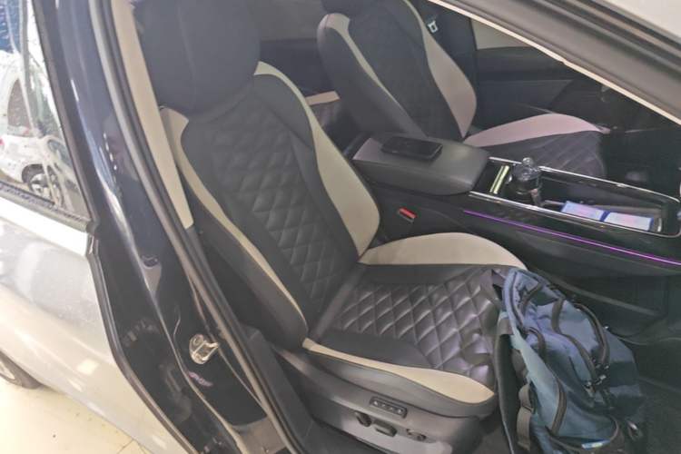 Used Volkswagen ID.6 CROZZ 2021 Long-Range PRO Edition Right Front Seat