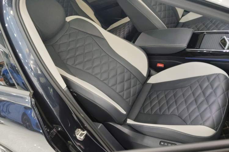 Used Volkswagen ID.6 CROZZ 2021 Revised Version Long-Range PRO Edition Right Front Seat