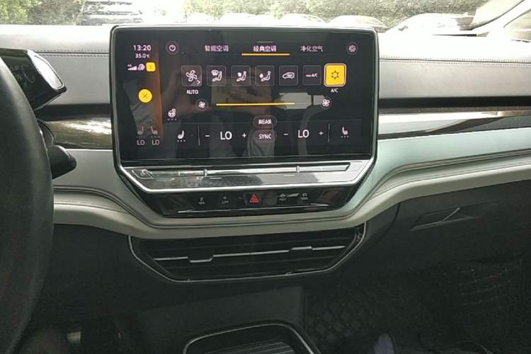 Used Volkswagen ID.6 CROZZ 2021 Long-Range PURE+ Edition Audio And AC Panel