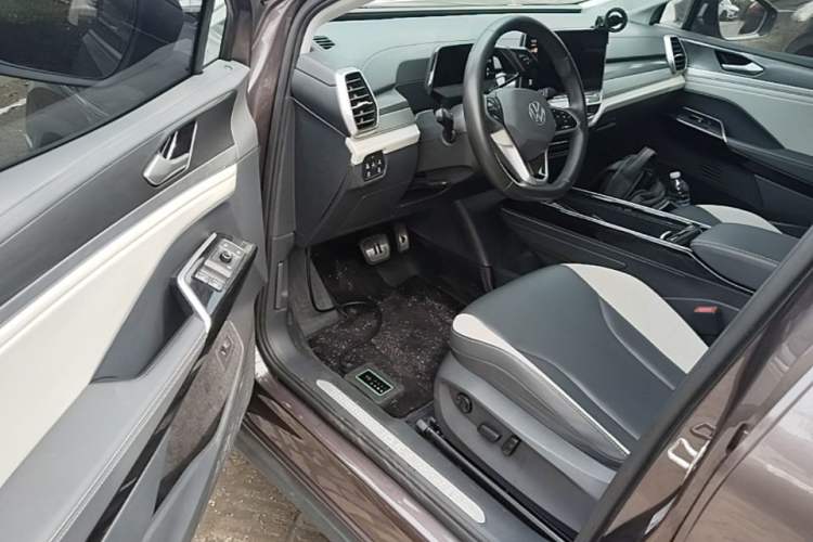 Used Volkswagen ID.6 CROZZ 2021 Long-Range PURE+ Edition Driver Seat