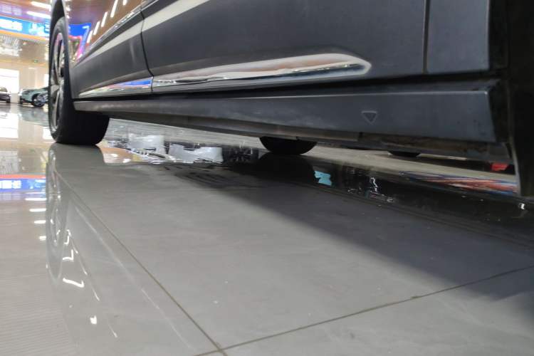 Used Volkswagen ID.6 CROZZ 2021 Long-Range PRO Edition Left Side Sill