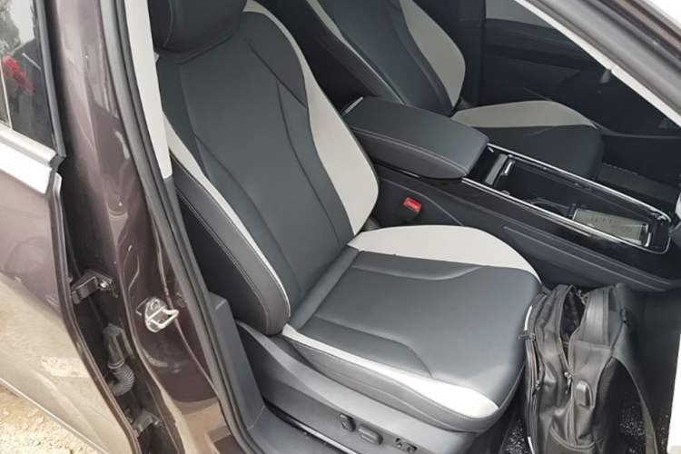 Used Volkswagen ID.6 CROZZ 2021 Long-Range PURE+ Edition Right Front Seat