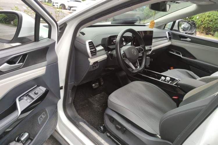 Used Volkswagen ID.6 CROZZ 2021 Long-Range PURE+ Edition Driver Seat