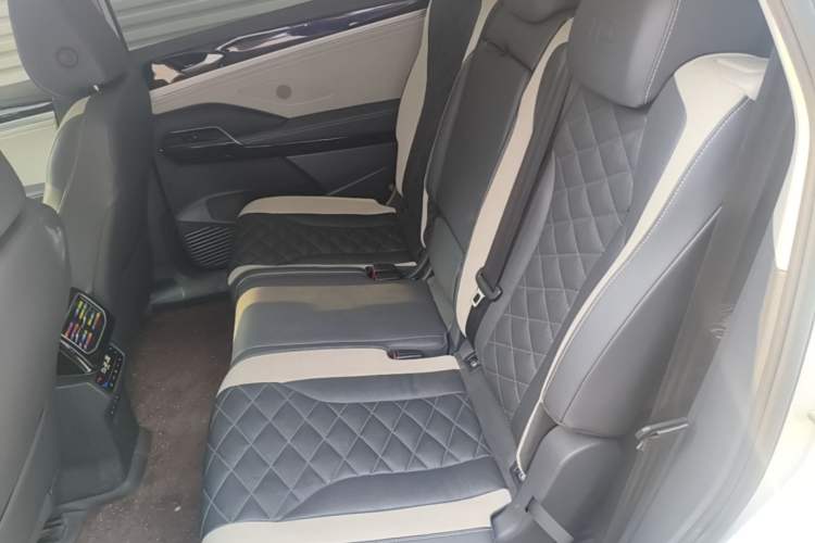 Used Volkswagen ID.6 CROZZ 2021 Long-Range PRO Edition Left Rear Seat