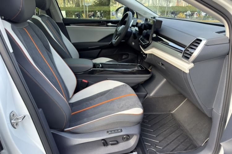 Used Volkswagen ID.6 CROZZ 2021 High-Performance PRIME Edition Right Front Seat