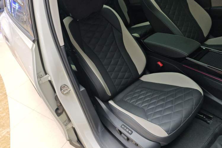 Used Volkswagen ID.6 CROZZ 2021 First Edition Right Front Seat