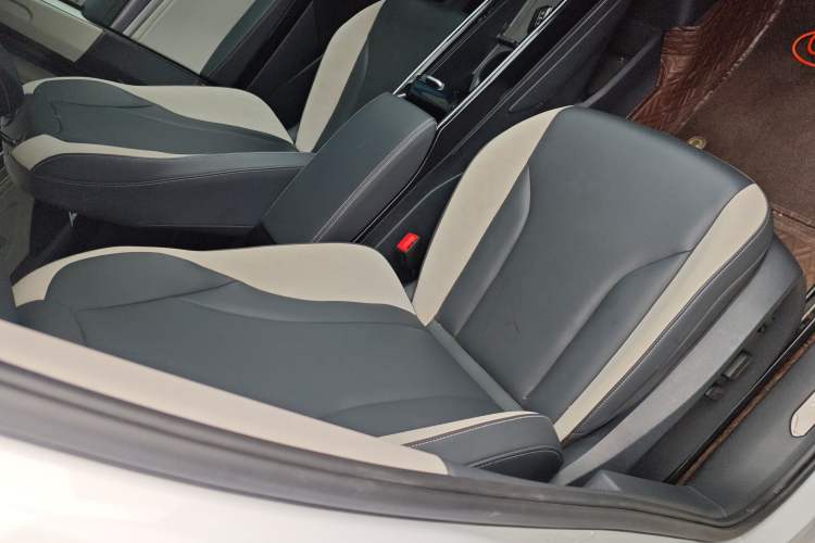 Used Volkswagen ID.6 CROZZ 2021 Long-Range PURE+ Edition Right Front Seat