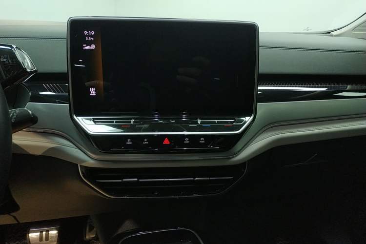 Used Volkswagen ID.6 CROZZ 2021 Long-Range PURE+ Edition Audio And AC Panel