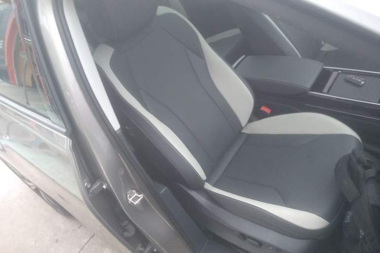 Used Volkswagen ID.6 CROZZ 2021 Long-Range PURE+ Edition Right Front Seat
