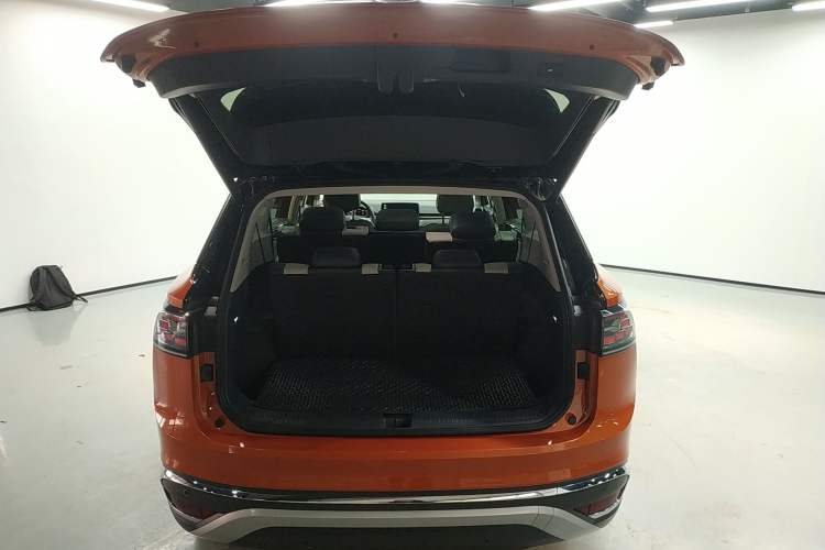 Used Volkswagen ID.6 CROZZ 2021 Long-Range PURE+ Edition Trunk