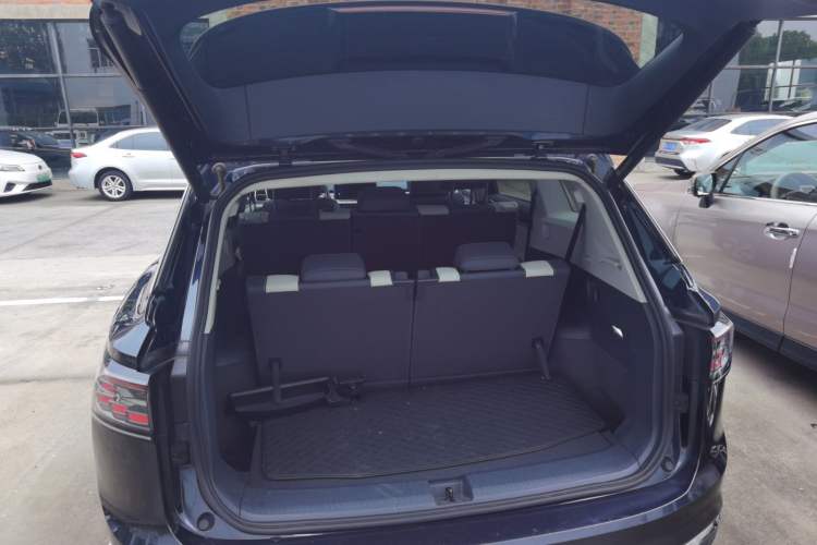 Used Volkswagen ID.6 CROZZ 2022 Standard Range PURE Edition Trunk