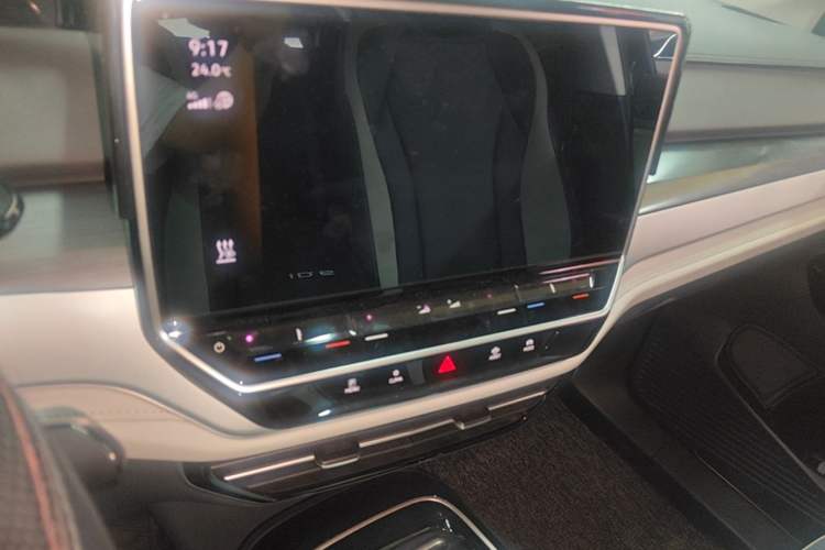 Used Volkswagen ID.6 CROZZ 2022 Long-Range PURE+ Edition Audio And AC Panel